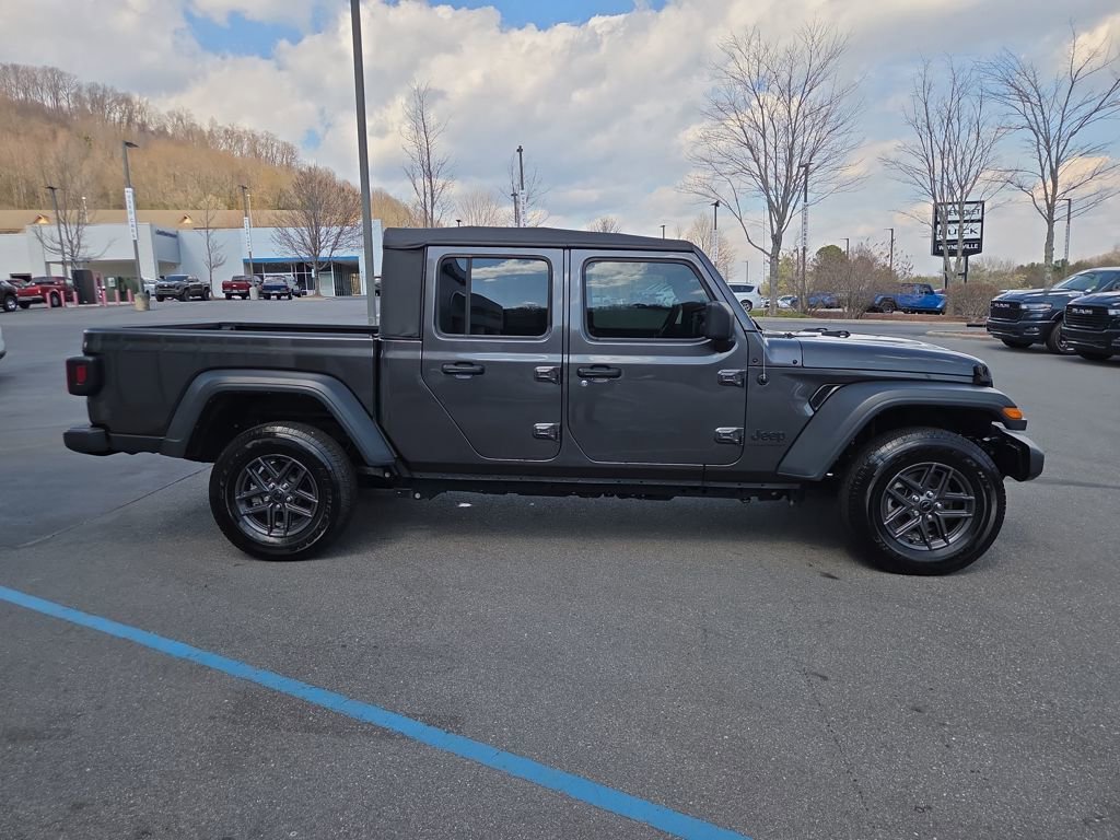 Used 2023 Jeep Gladiator Sport w/ Off Road Group image 2
