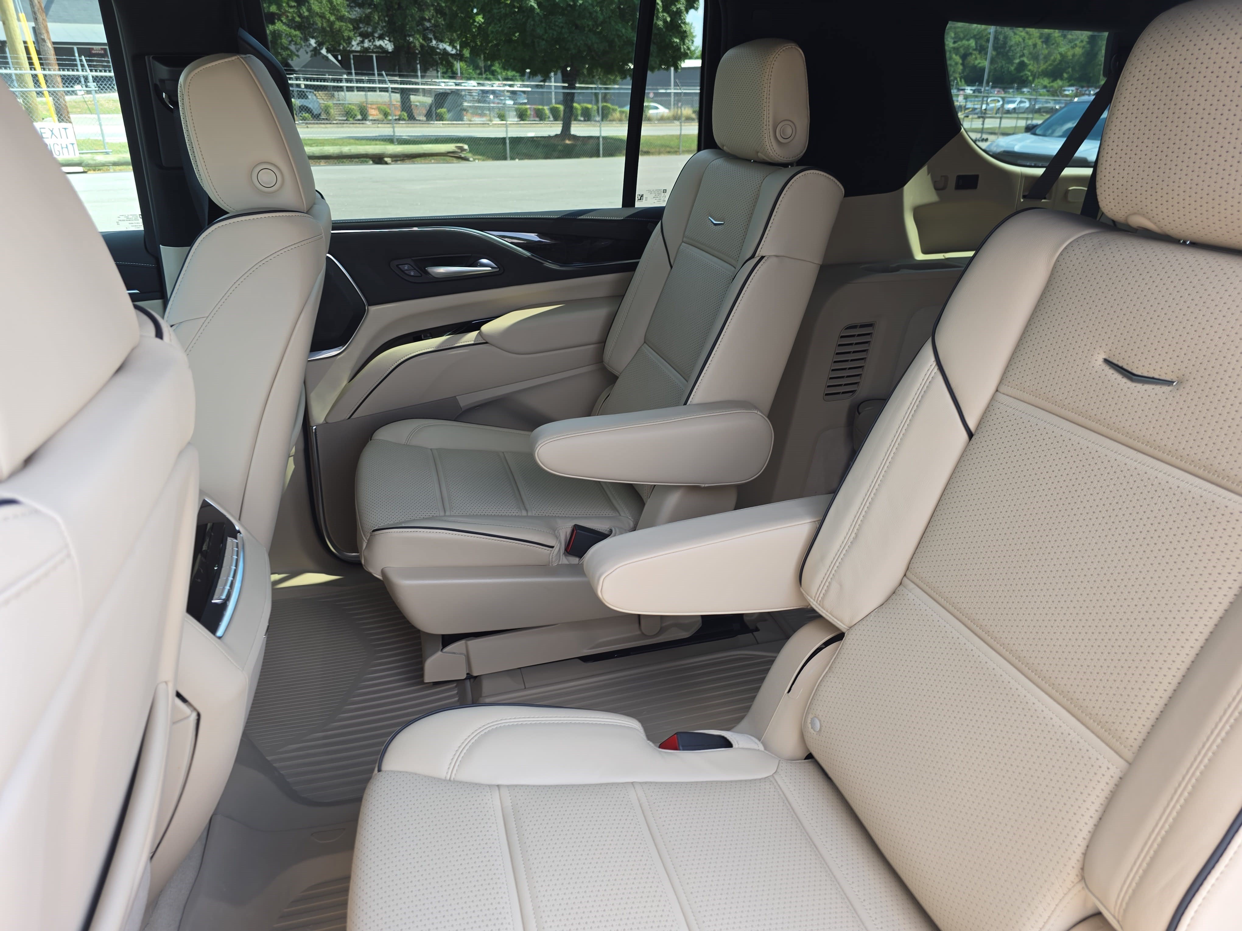 Used 2024 Cadillac Escalade ESV Premium Luxury w/ Performance Package AWD/4WD image 14