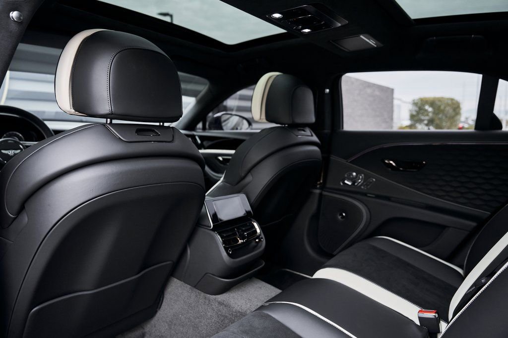 Used 2025 Bentley Flying Spur Plug-In Hybrid image 40