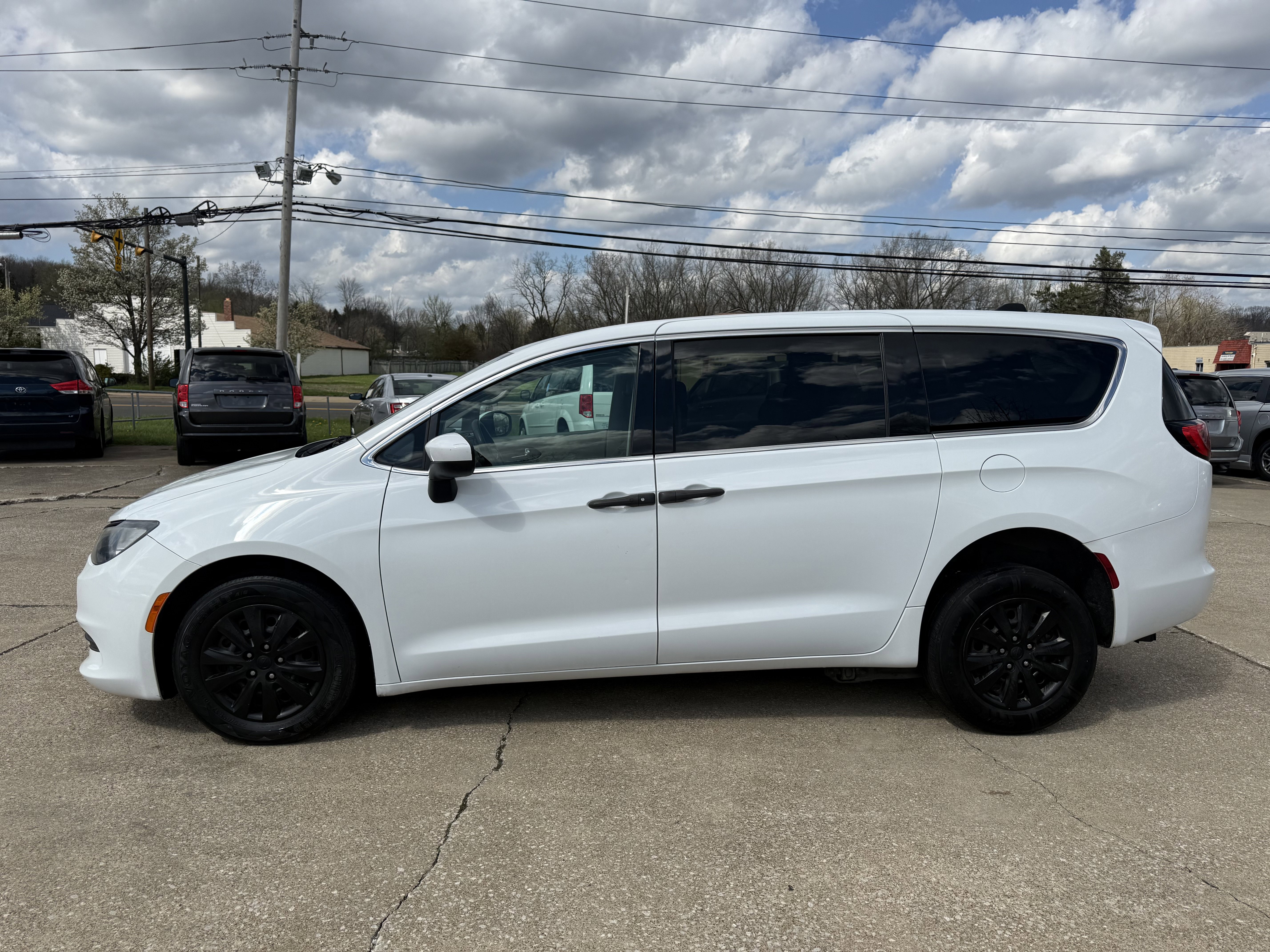 Used 2020 Chrysler Voyager L image 6