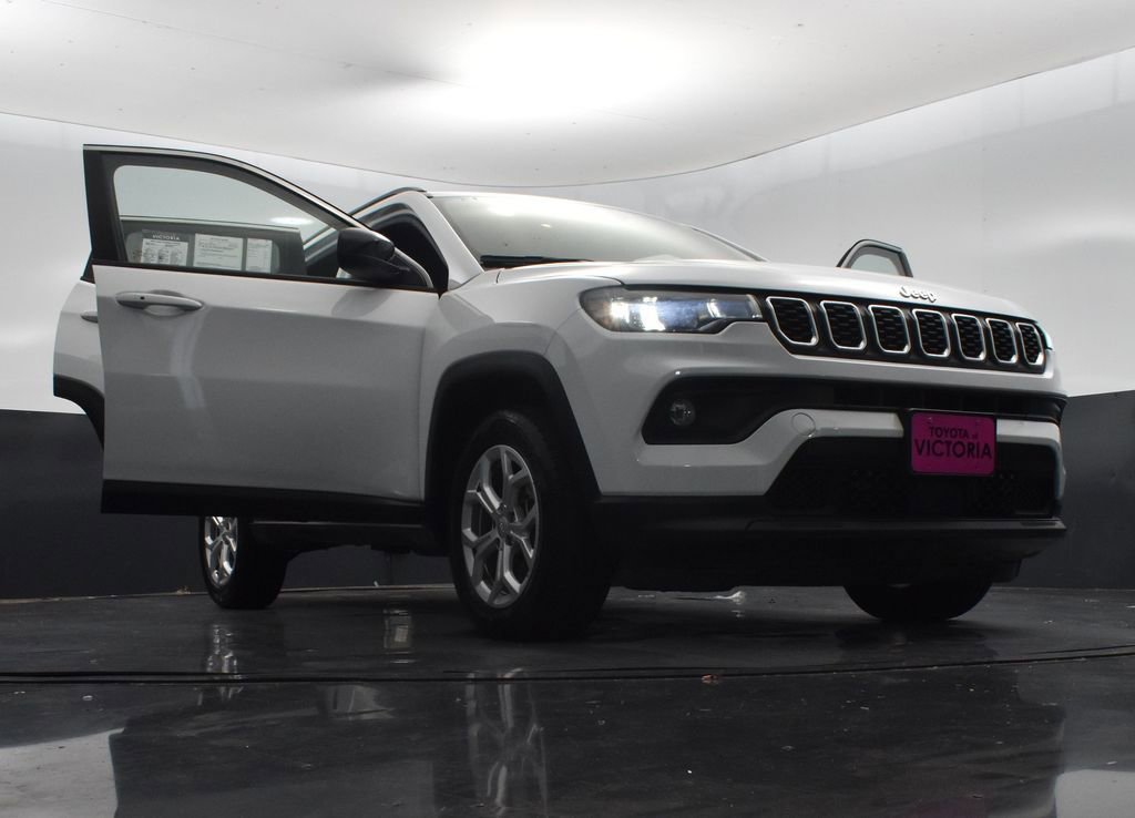 Used 2024 Jeep Compass Latitude image 27
