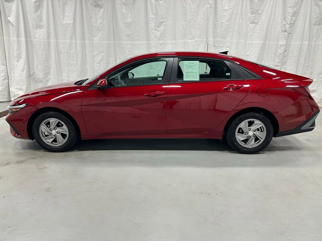 Used 2025 Hyundai Elantra SE FWD image 4