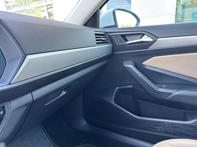 Used 2019 Volkswagen Jetta SE w/ Cold Weather Package FWD image 18