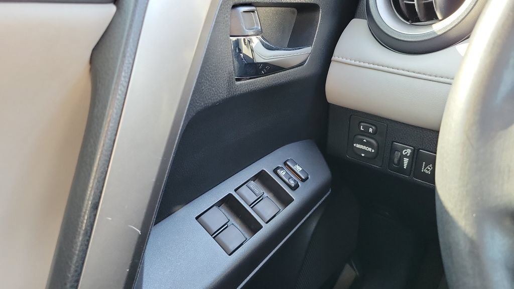 Used 2018 Toyota RAV4 XLE AWD/4WD image 20