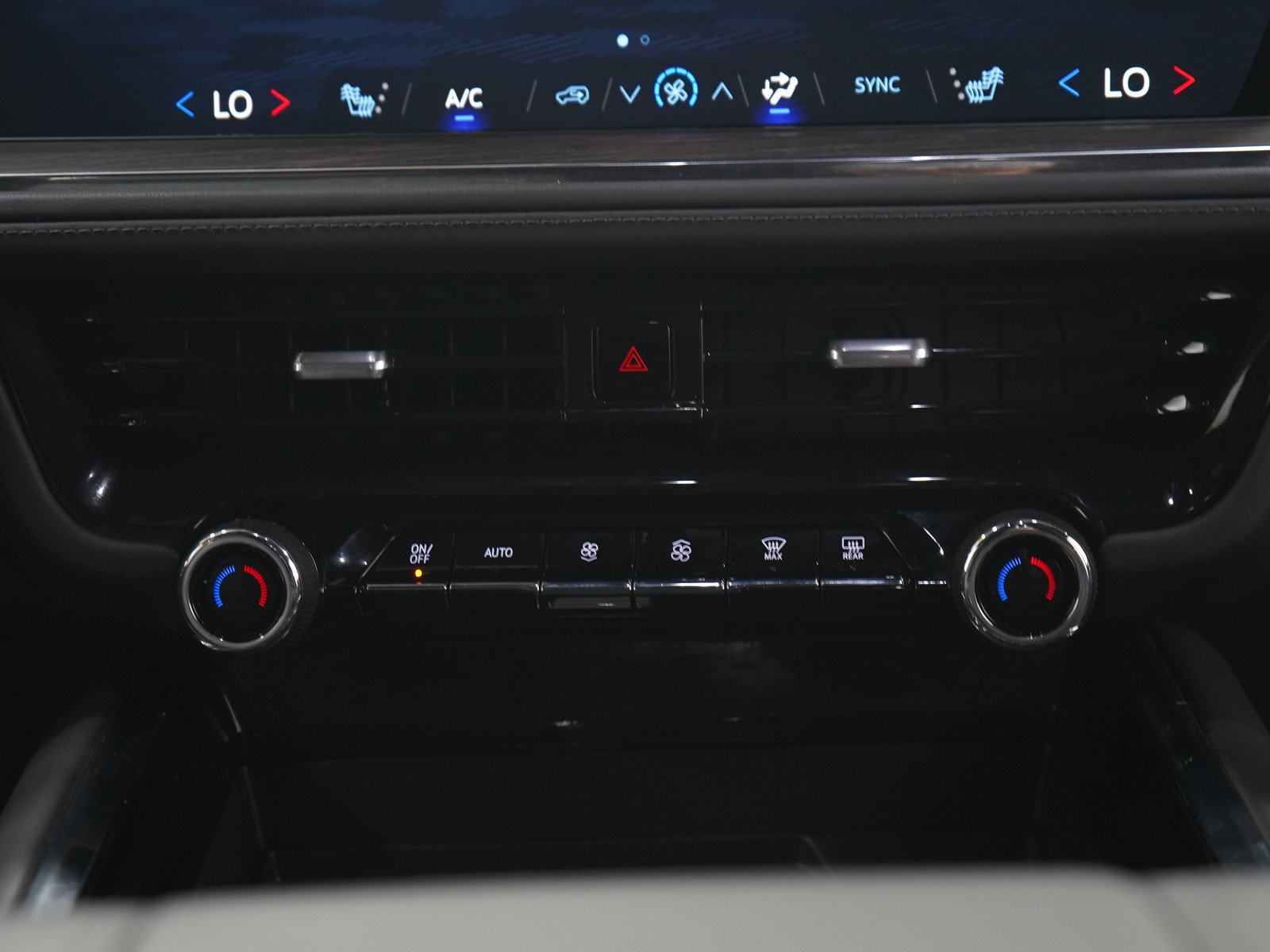 Used 2025 Chevrolet Suburban Z71 AWD/4WD image 18