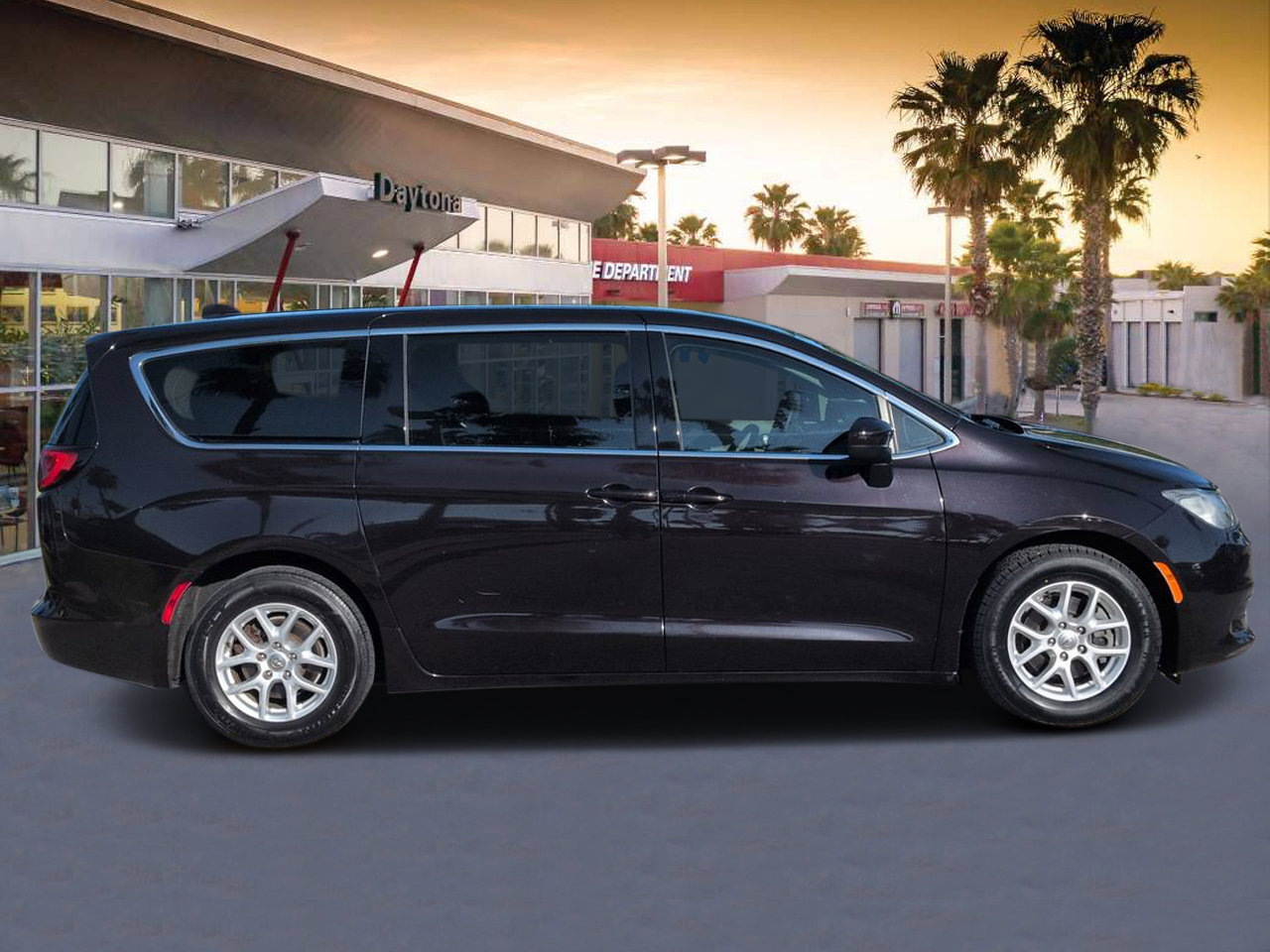 Used 2017 Chrysler Pacifica LX FWD image 2