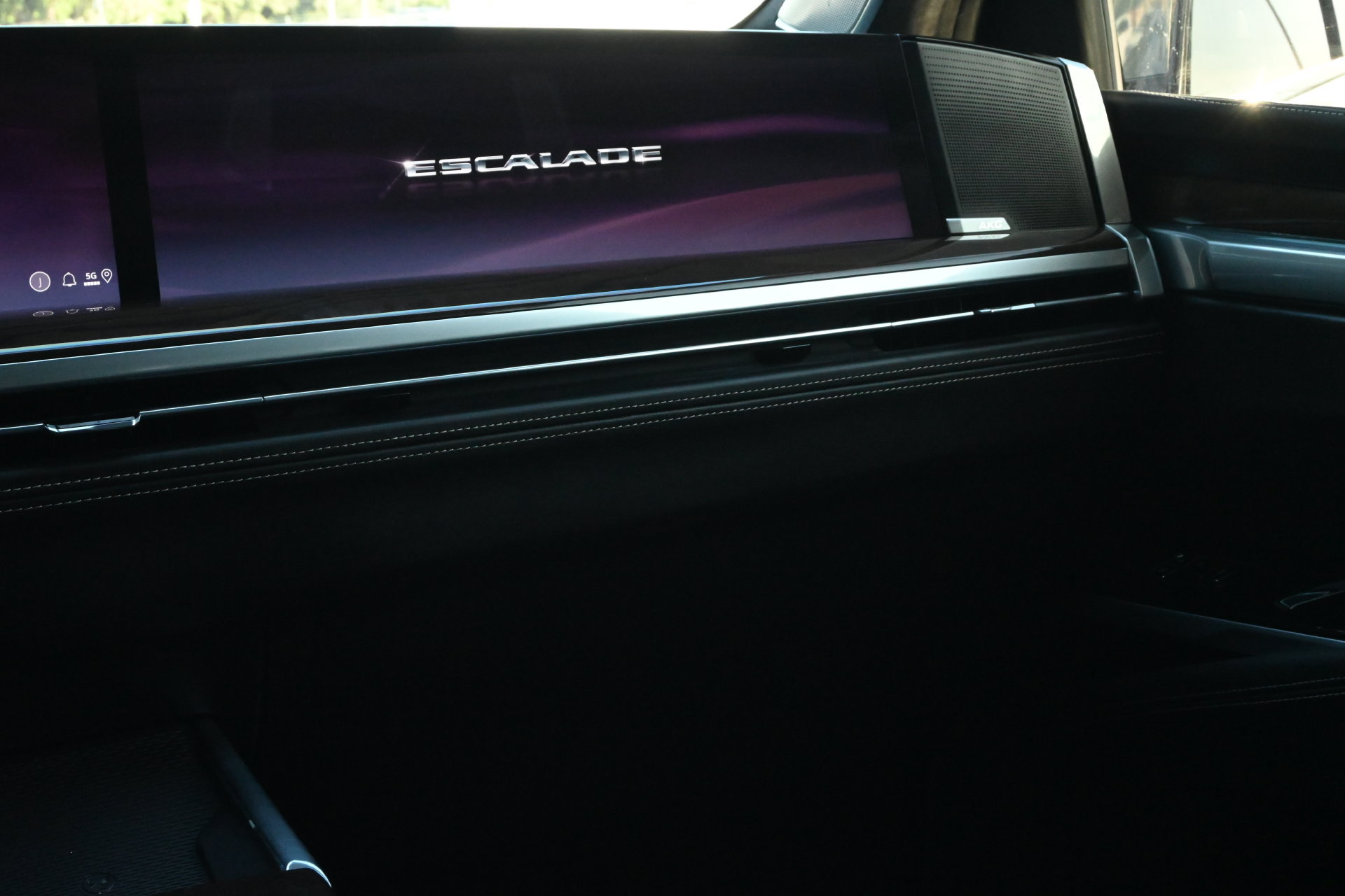Certified 2025 Cadillac Escalade Sport Platinum w/ LPO, ONYX Package AWD/4WD image 8