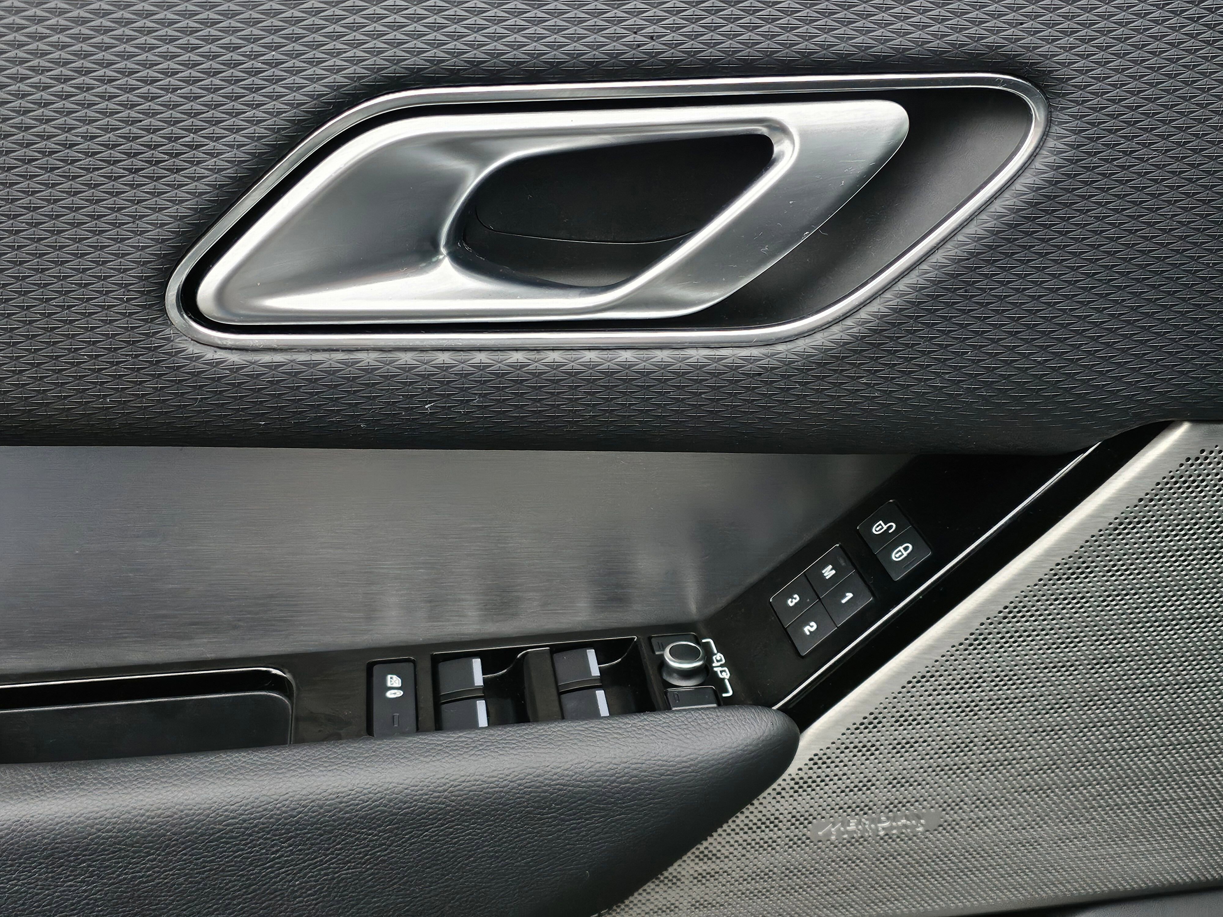 Used 2019 Land Rover Range Rover Velar R-Dynamic SE image 21