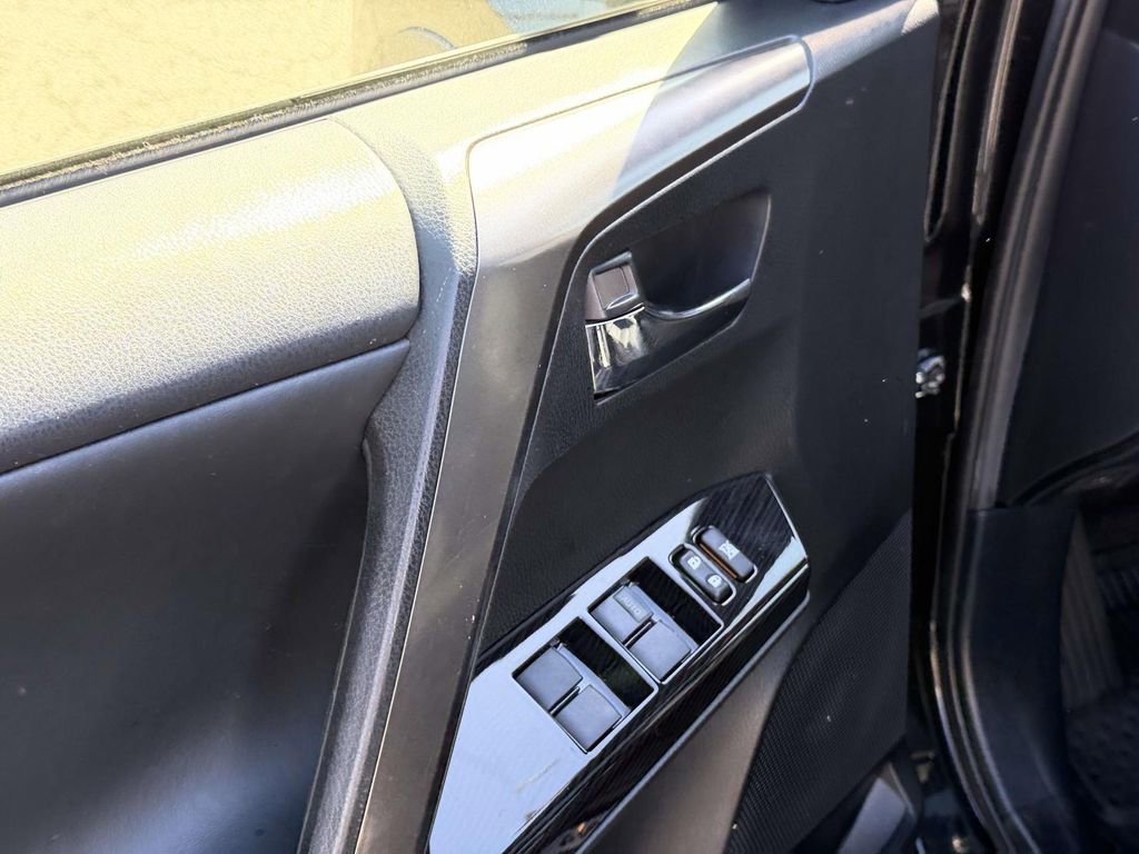 Used 2017 Toyota RAV4 SE image 18