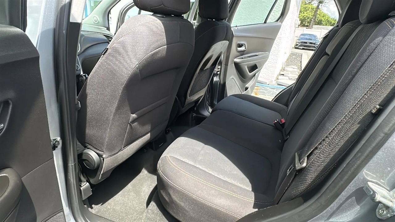 Used 2020 Chevrolet Trax LS FWD image 28