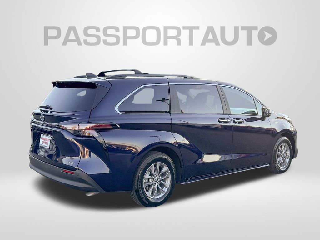 Used 2025 Toyota Sienna XLE image 7