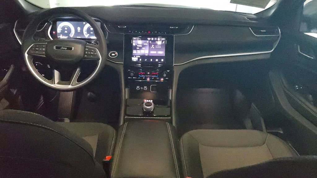 Used 2025 Jeep Grand Cherokee Laredo X image 11