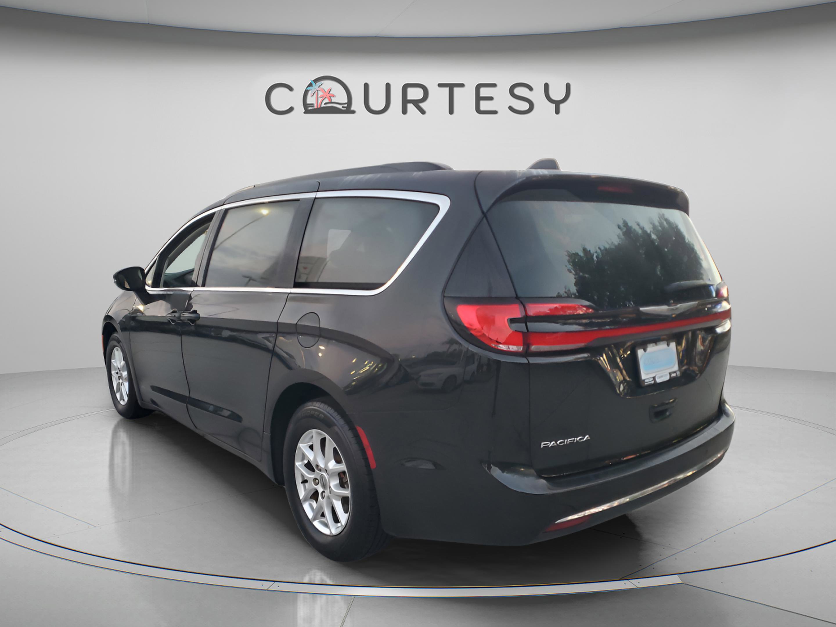 Used 2022 Chrysler Pacifica Touring-L FWD image 2