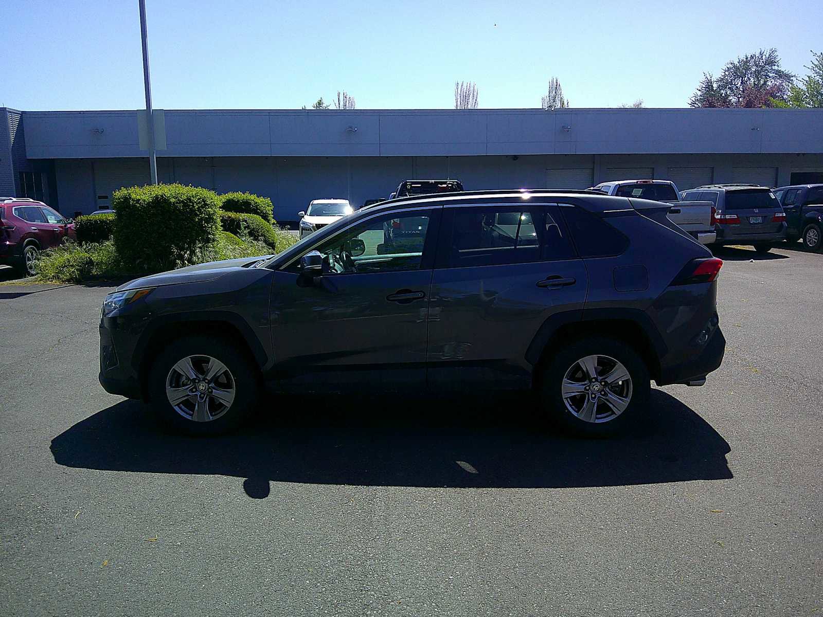 Used 2022 Toyota RAV4 XLE w/ Convenience Package AWD/4WD image 2