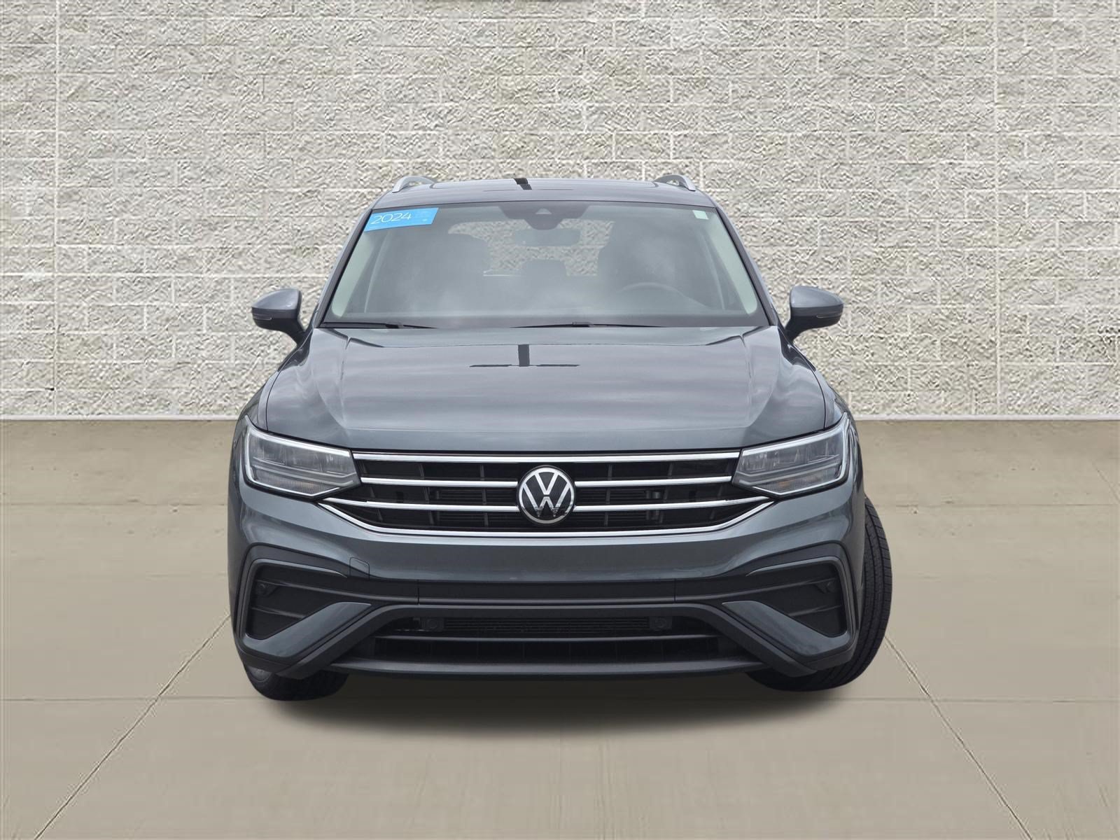 Certified 2024 Volkswagen Tiguan SE AWD/4WD image 2