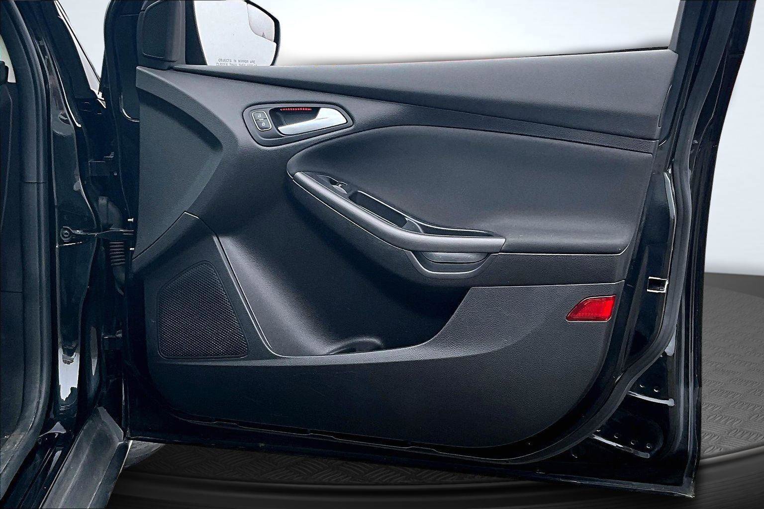 Used 2015 Ford Focus SE w/ Equipment Group 201A image 24