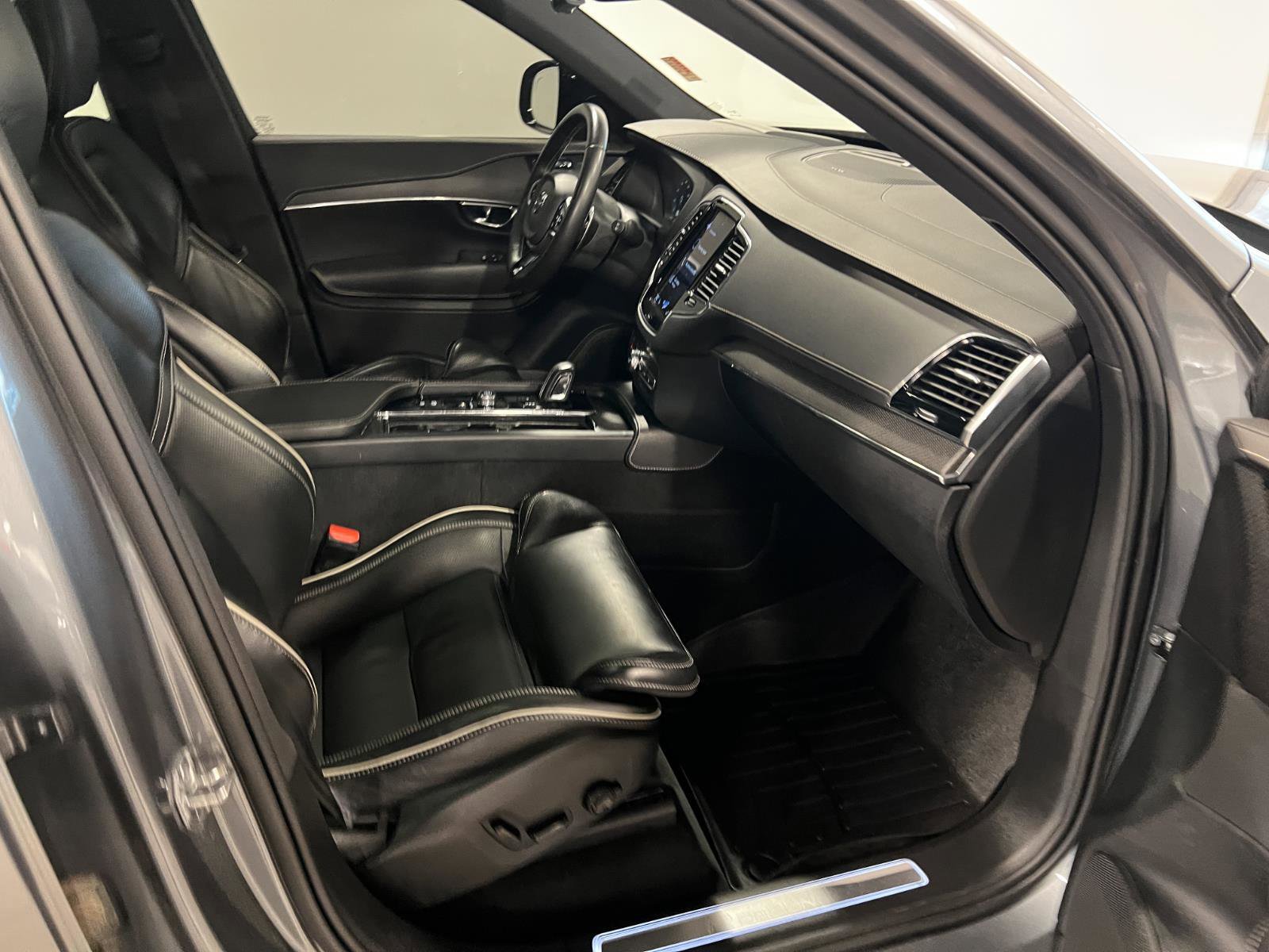 Used 2020 Volvo XC90 T8 R-Design w/ Protection Package Premier image 39