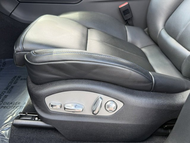 Used 2025 Porsche Macan AWD/4WD image 12