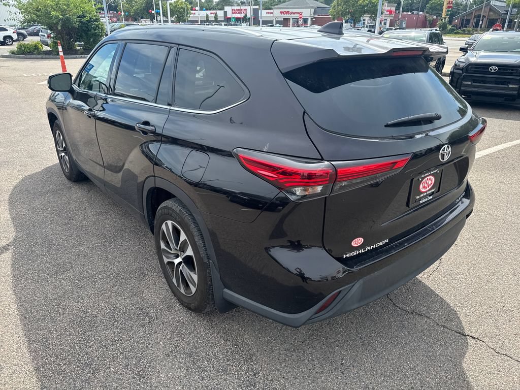 Used 2022 Toyota Highlander XLE AWD/4WD image 5