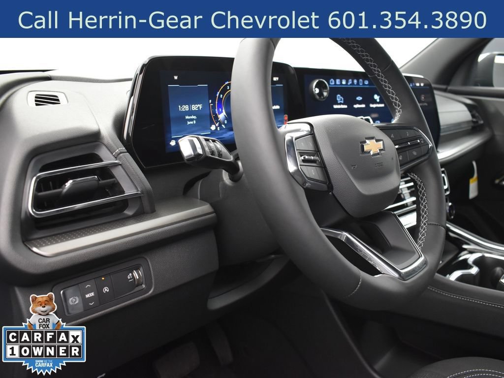 Used 2025 Chevrolet Traverse LT FWD image 11