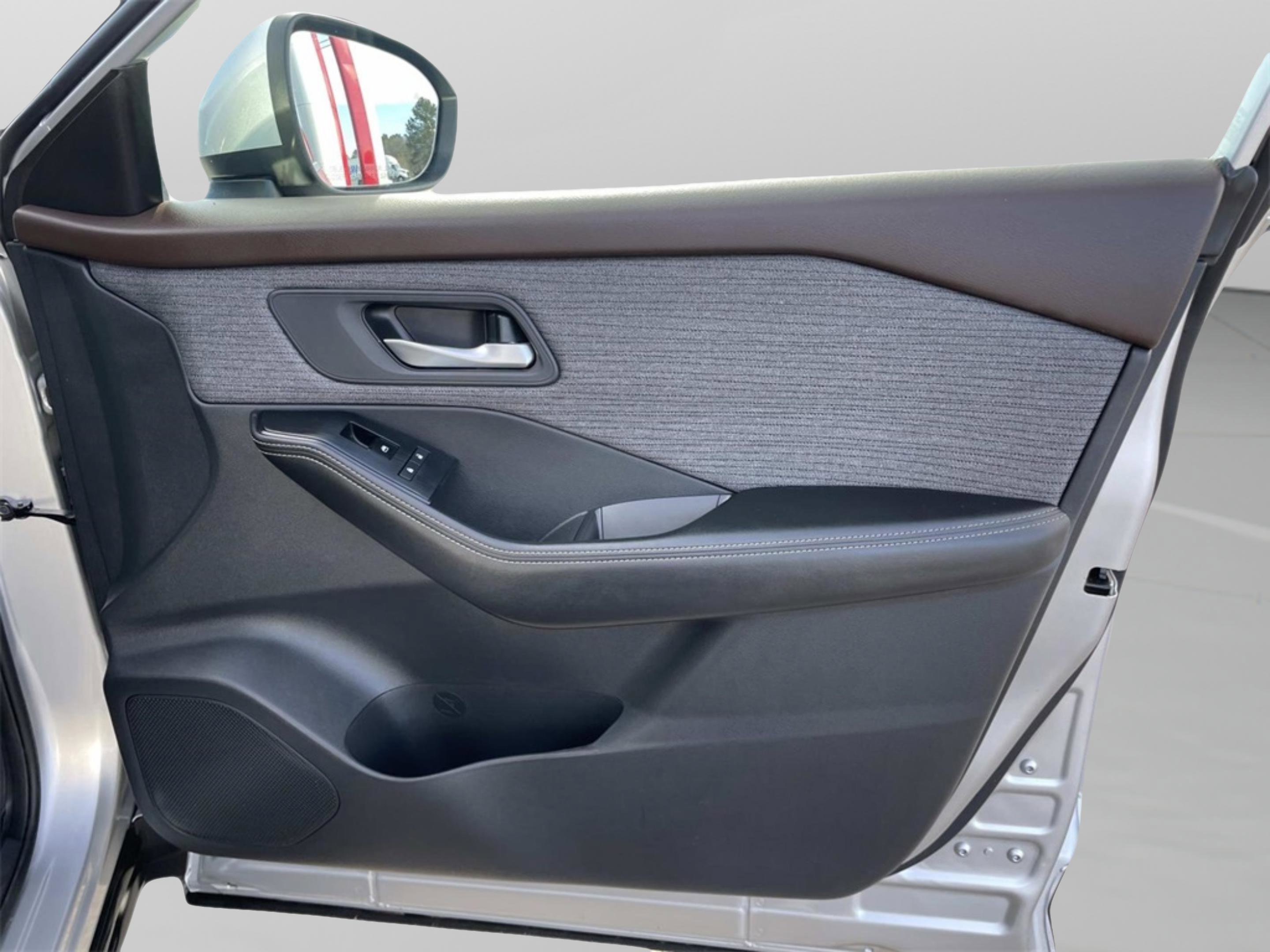 Used 2021 Nissan Rogue SV image 18