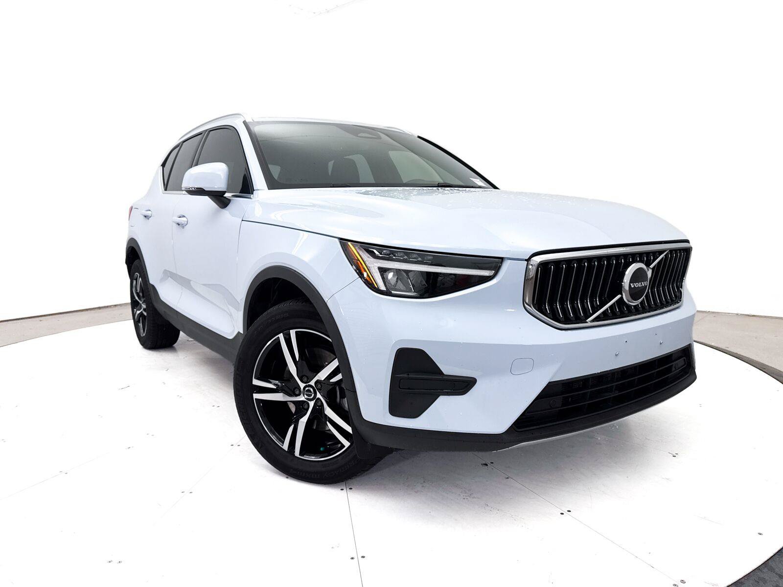Used 2024 Volvo XC40 B5 Core