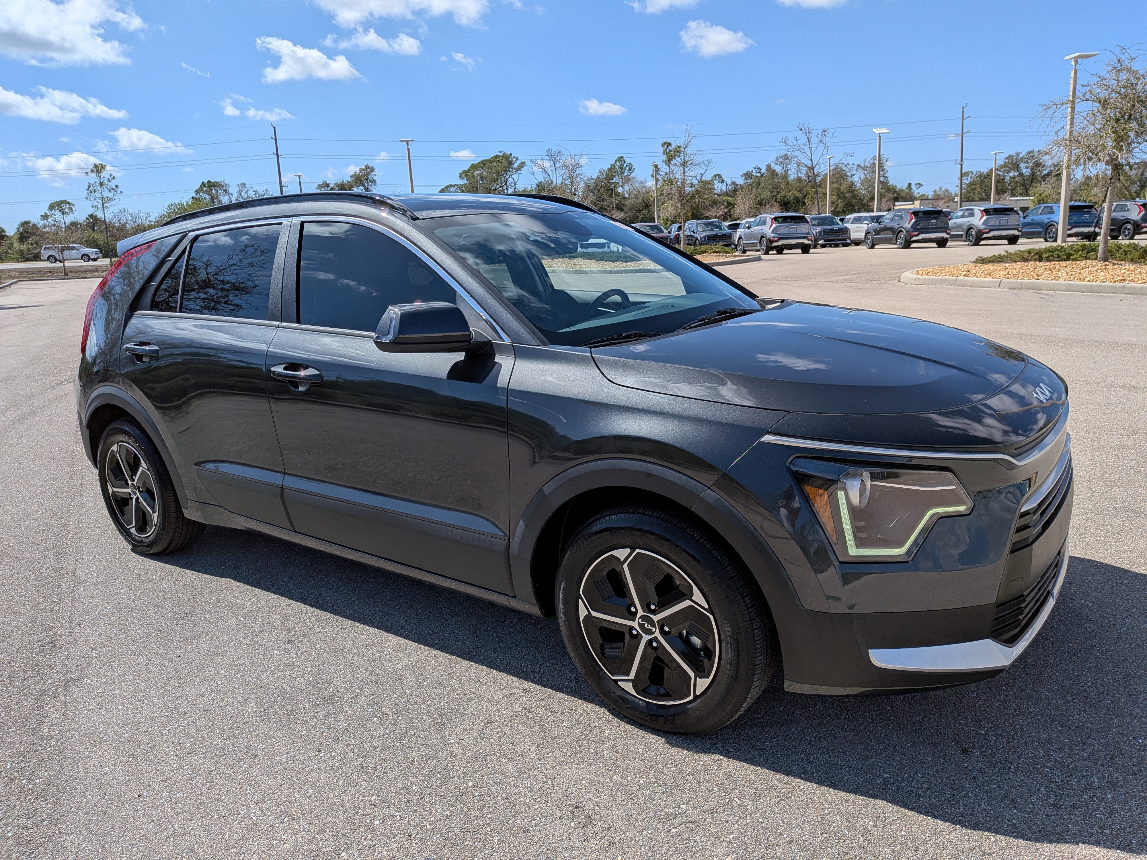 Used 2024 Kia Niro EX image 2