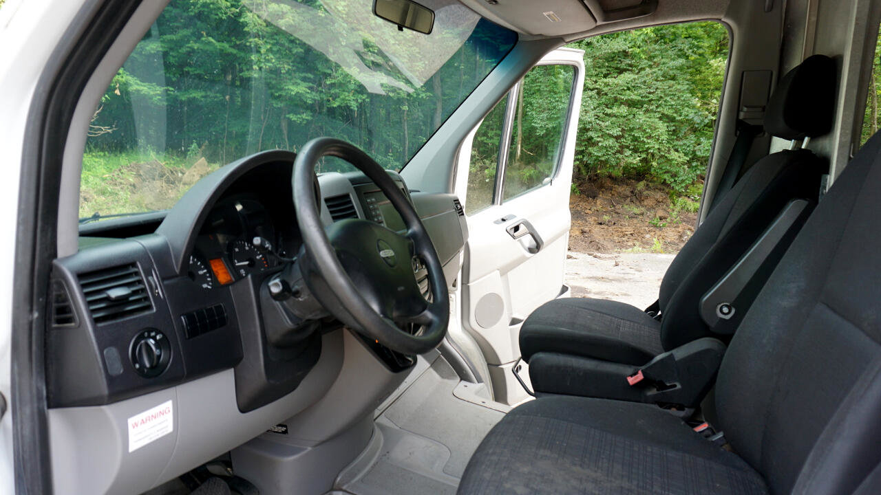 Used 2015 Freightliner Sprinter 2500 image 15