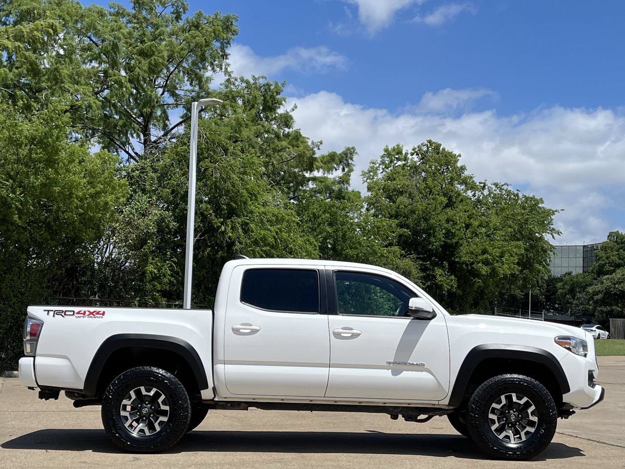 Used 2023 Toyota Tacoma TRD Off-Road w/ Technology Package AWD/4WD image 3