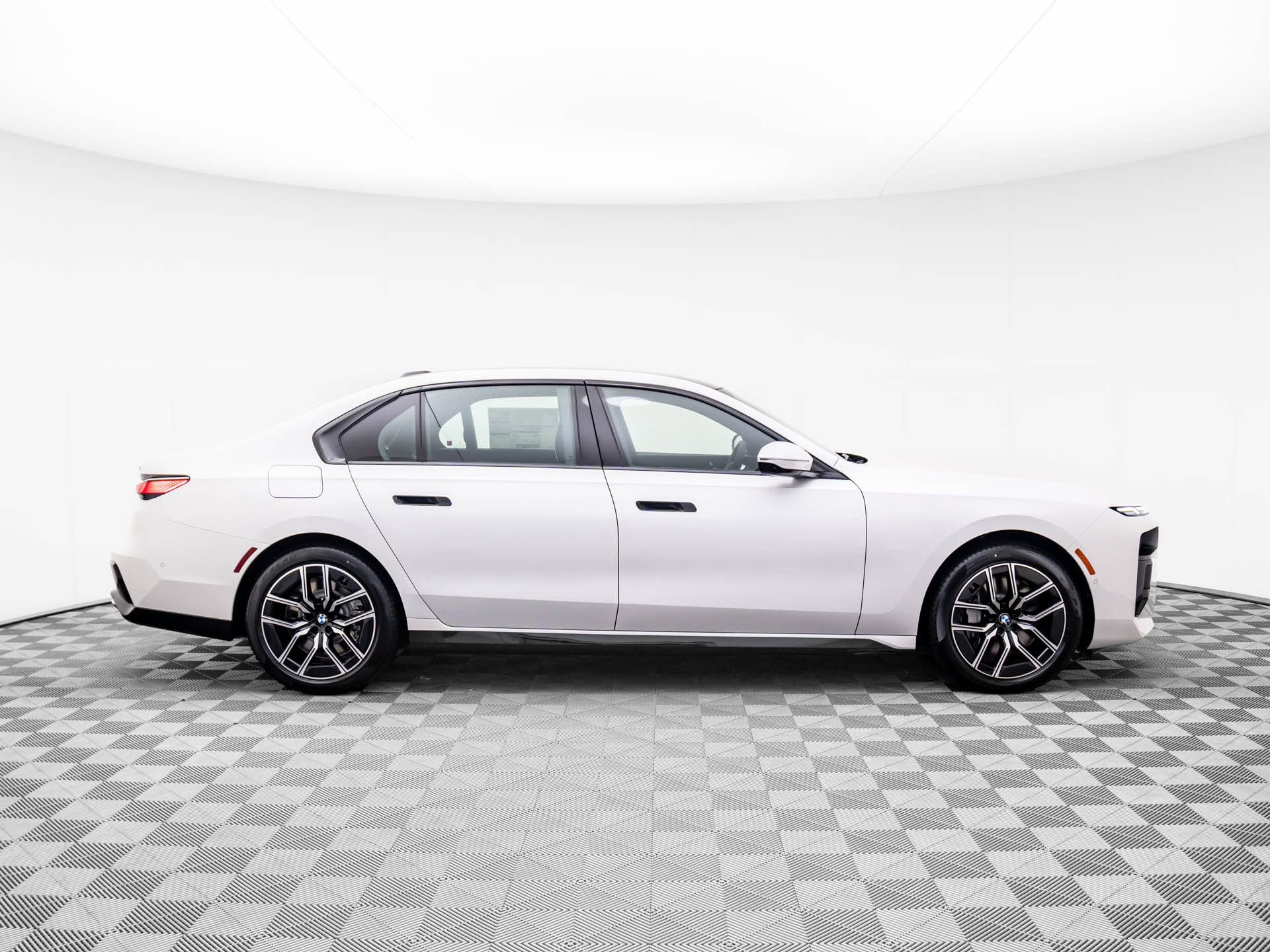 Used 2025 BMW 760i xDrive image 7