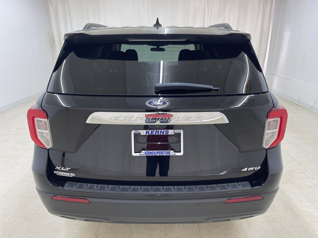 Used 2023 Ford Explorer XLT image 4