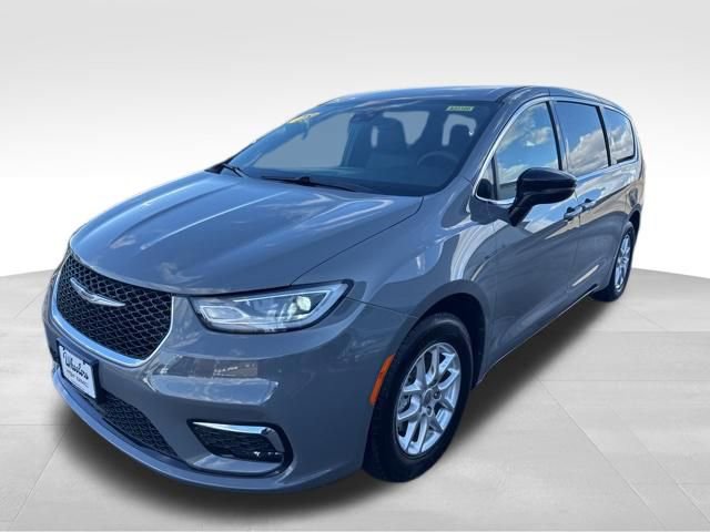 Used 2025 Chrysler Pacifica Select