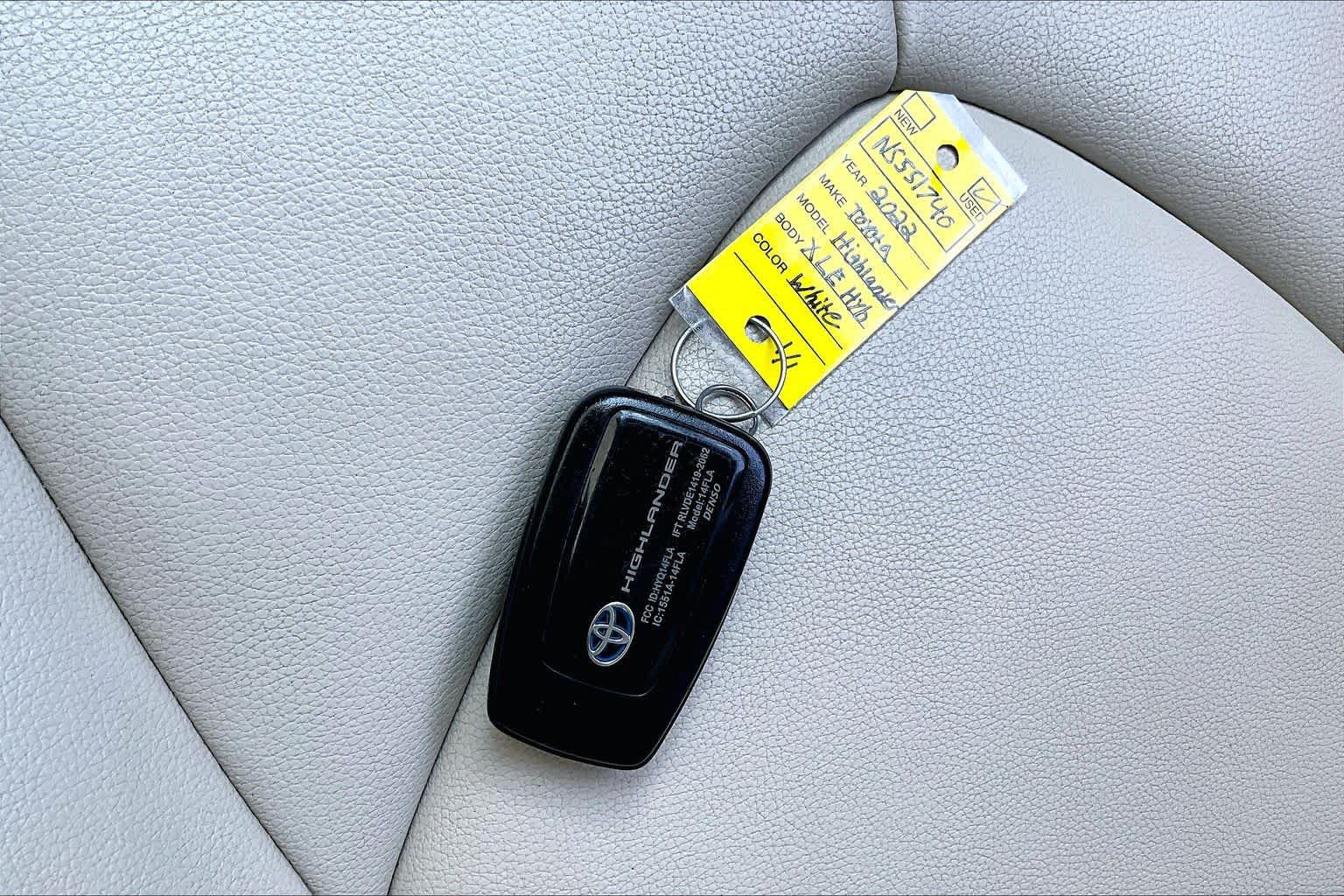 Used 2022 Toyota Highlander XLE AWD/4WD image 14