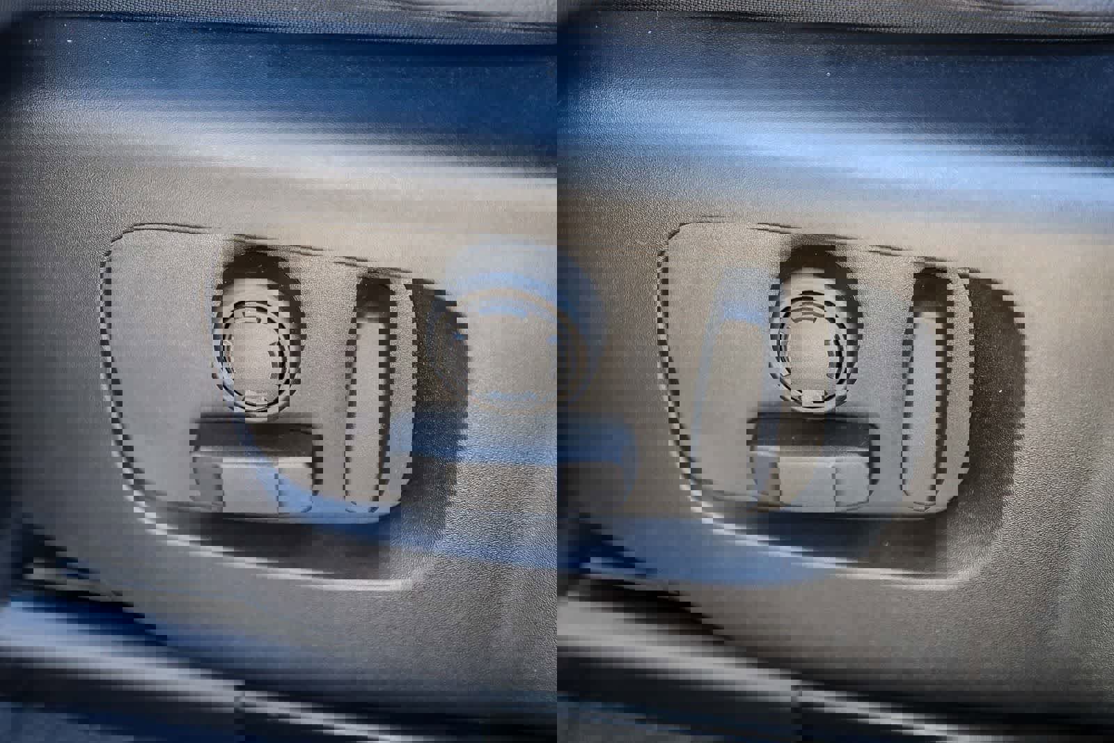 Used 2025 Land Rover Range Rover Velar Dynamic SE AWD/4WD image 19