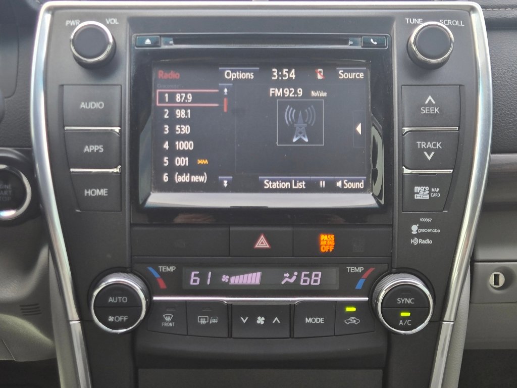 Used 2015 Toyota Camry XLE w/ Moonroof Package image 18