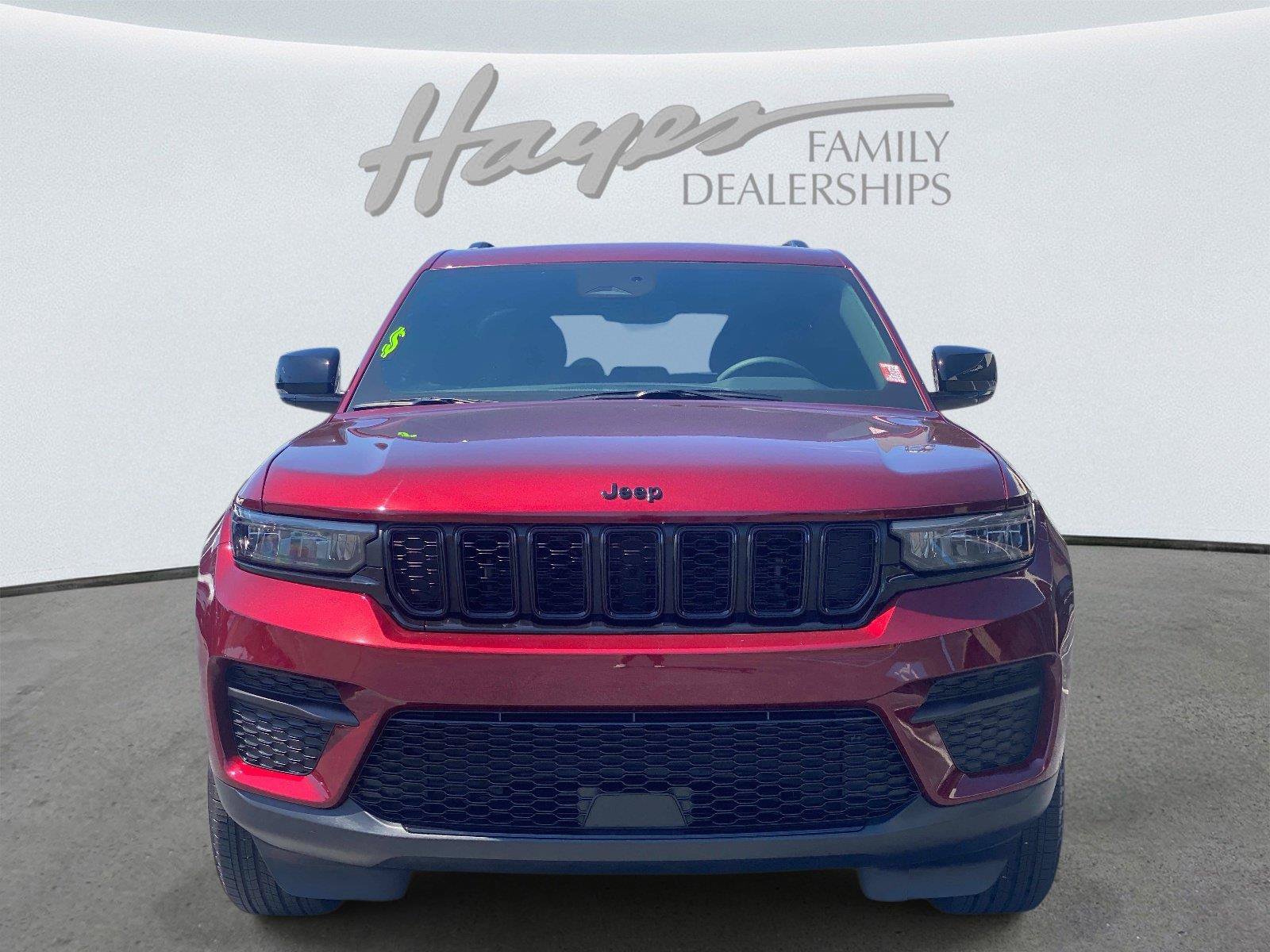 Used 2025 Jeep Grand Cherokee Altitude RWD image 10