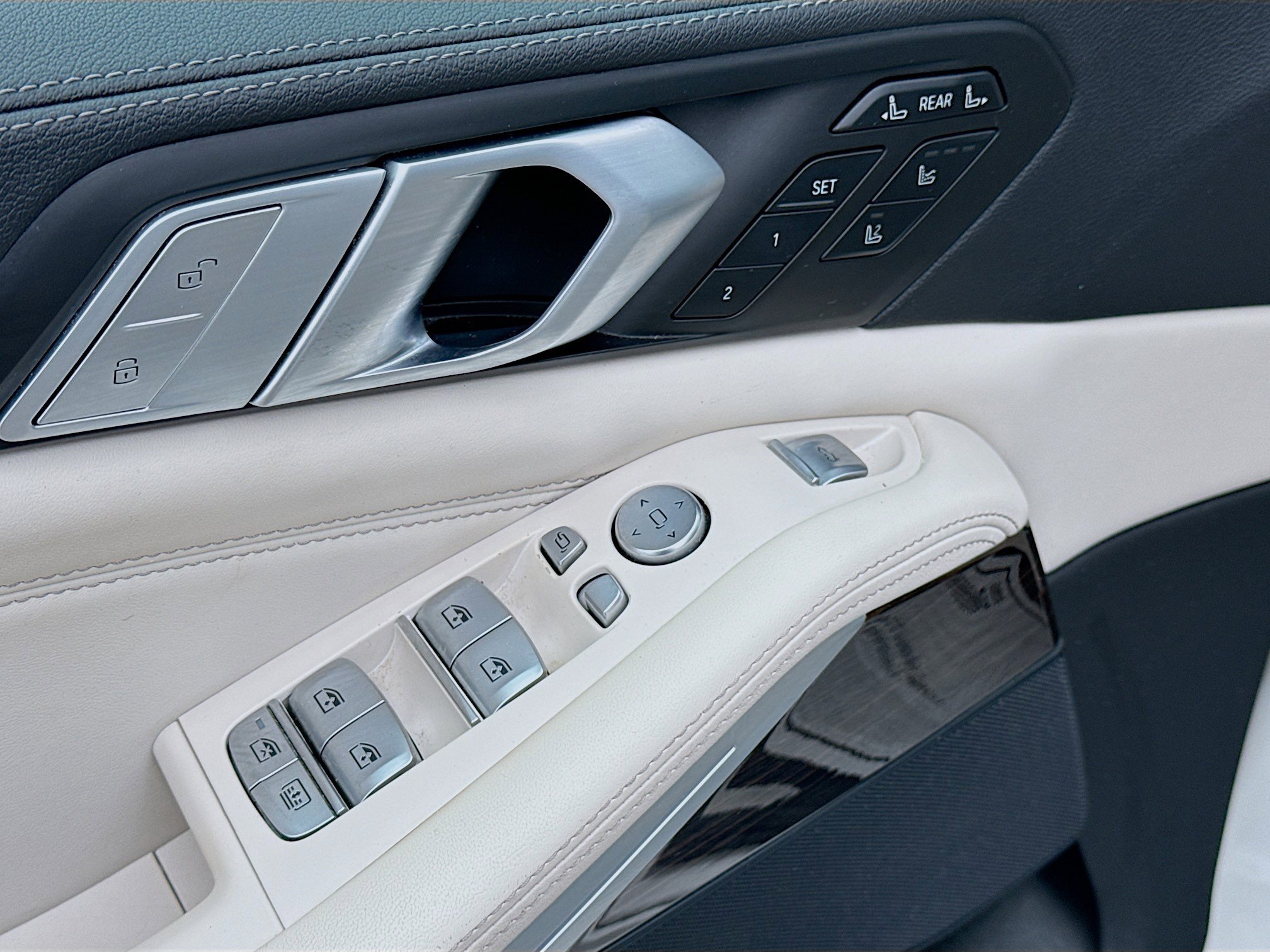 Used 2021 BMW X7 xDrive40i w/ Premium Package 2 image 23