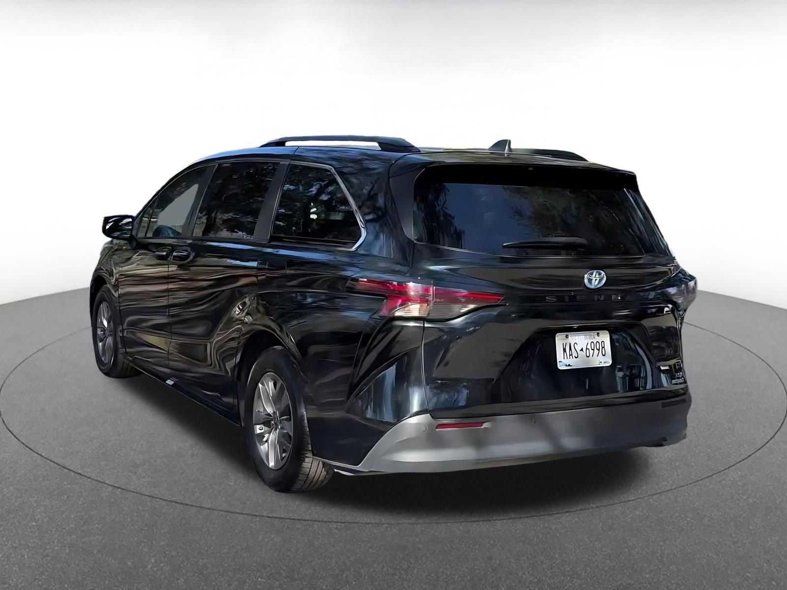 Used 2023 Toyota Sienna XLE image 11