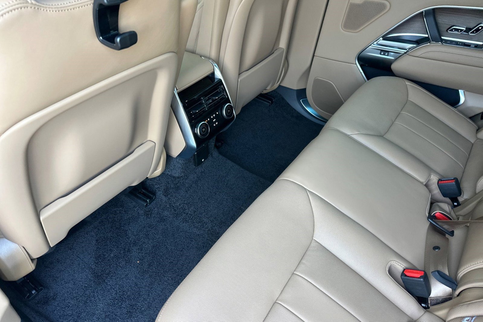 New 2026 Land Rover Range Rover Long Wheelbase SE image 16