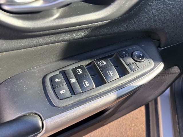 Used 2019 Jeep Cherokee Latitude w/ Cold Weather Group image 13