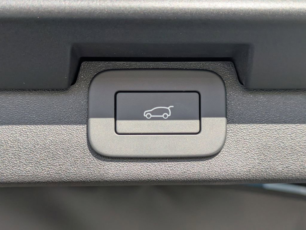 New 2026 Land Rover Discovery Limited Edition image 13