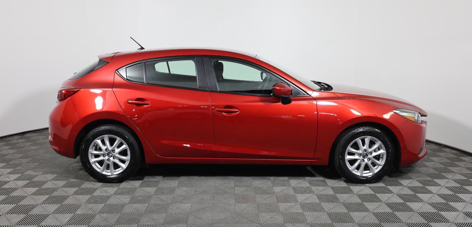 Used 2017 MAZDA MAZDA3 Sport FWD image 4