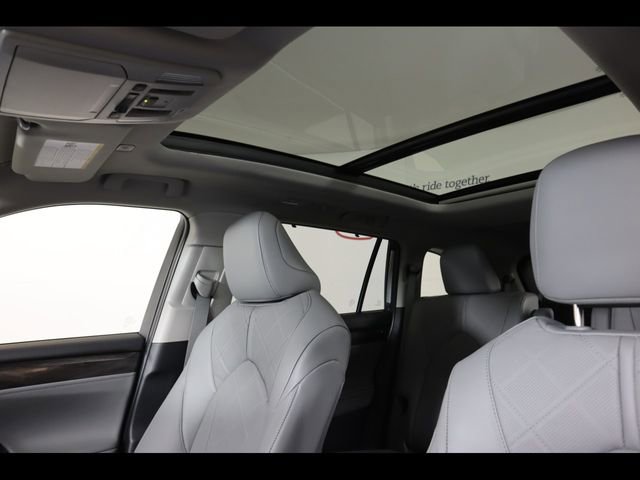 Used 2025 Toyota Highlander Platinum image 28