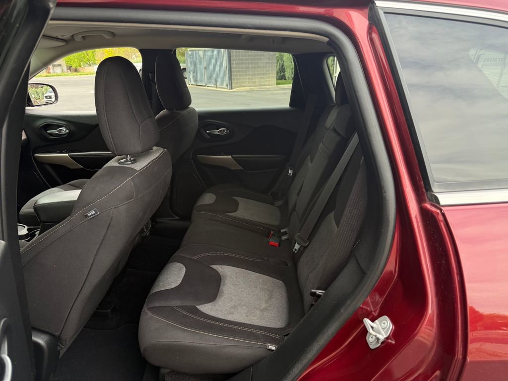 Used 2018 Jeep Cherokee Latitude AWD/4WD image 26