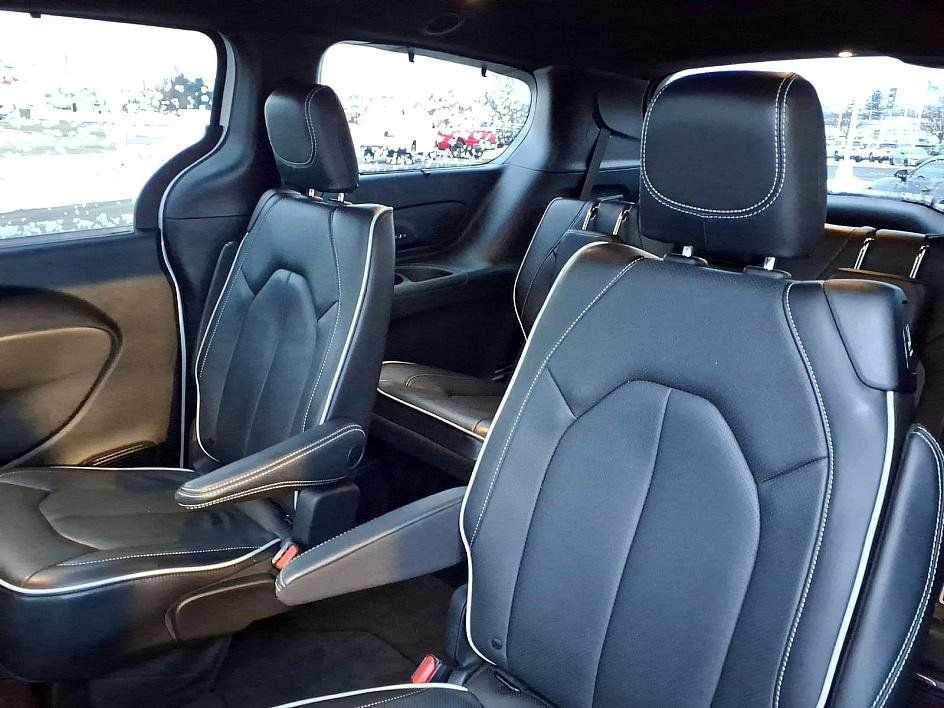 Used 2023 Chrysler Pacifica Limited w/ Uconnect Theater Family Group image 22