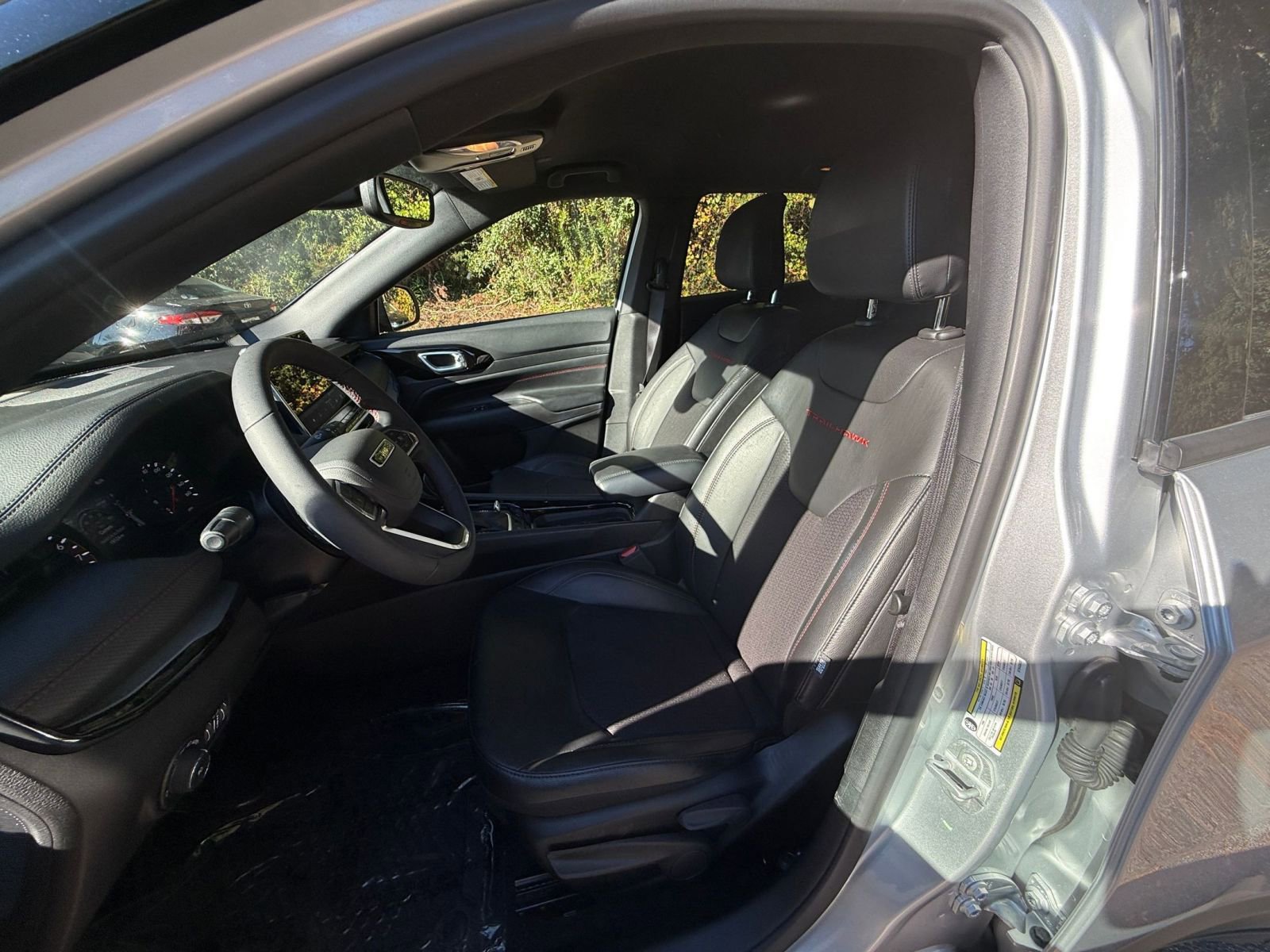 Used 2025 Jeep Compass Trailhawk image 27