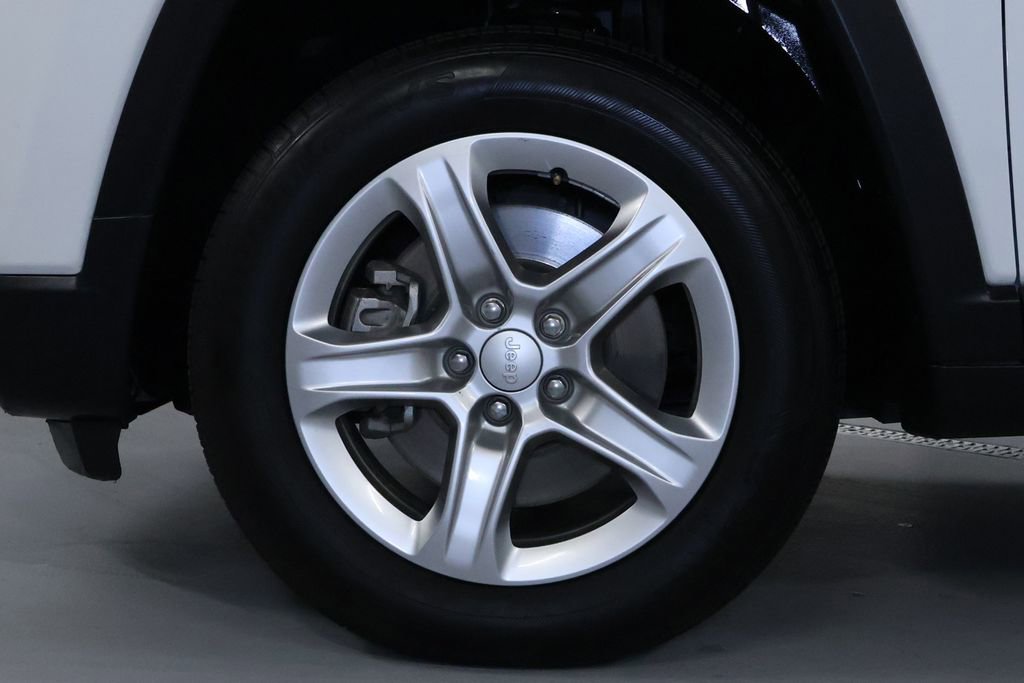 Used 2024 Jeep Compass Latitude image 32