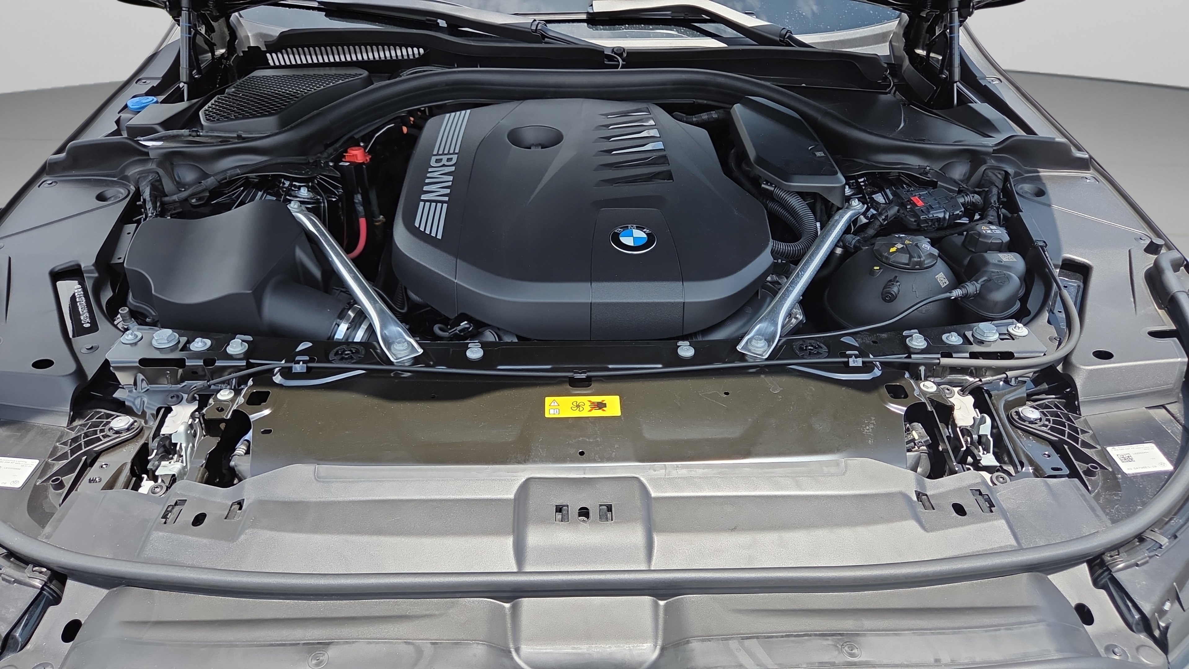 Used 2025 BMW 550e xDrive w/ Premium Package AWD/4WD image 19