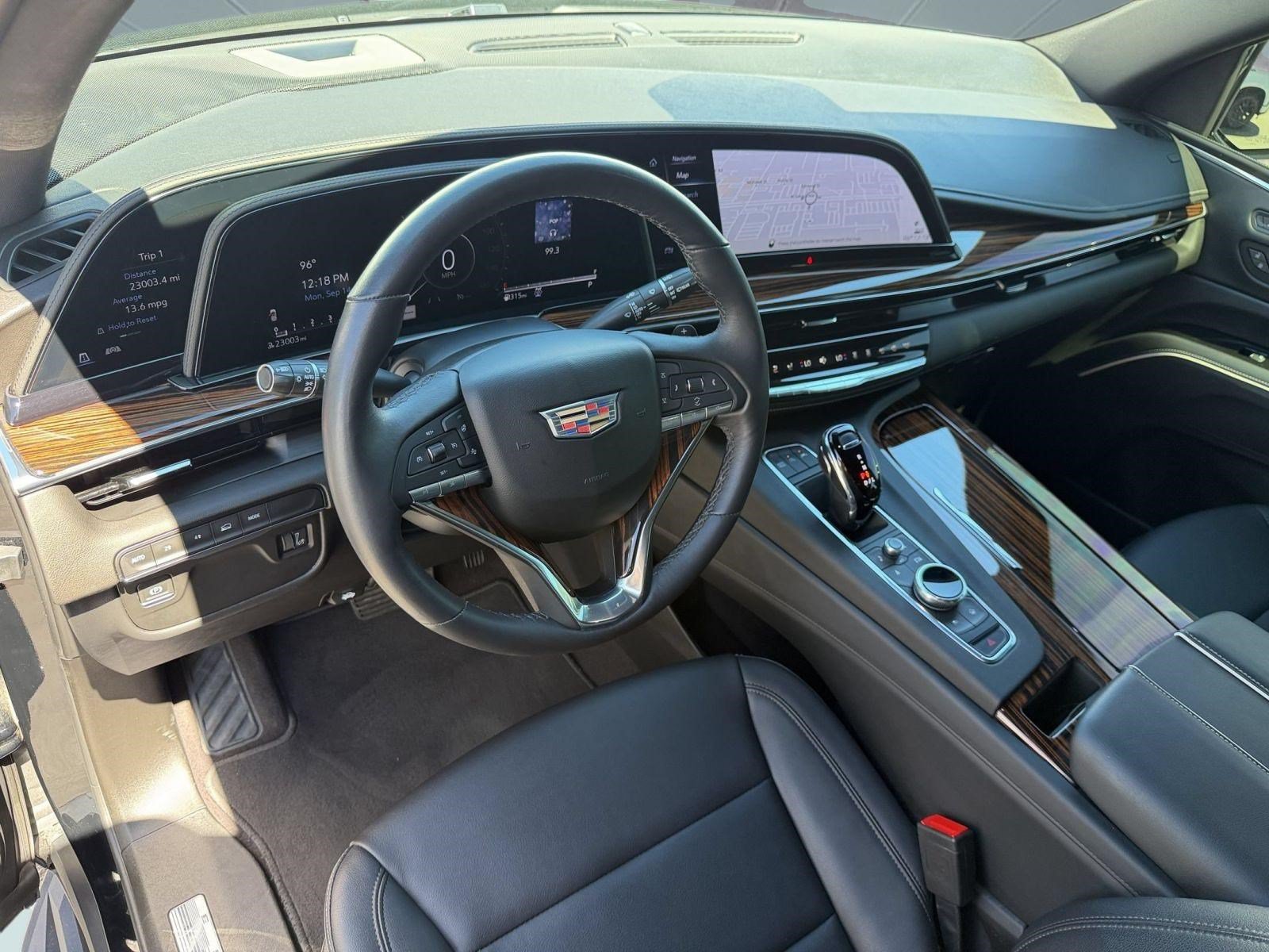 Used 2023 Cadillac Escalade Luxury AWD/4WD image 3
