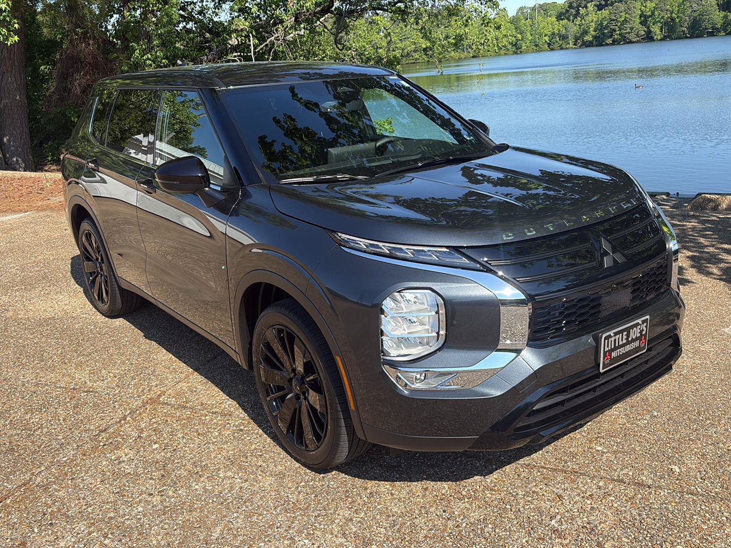 New 2026 Mitsubishi Outlander LE FWD image 2
